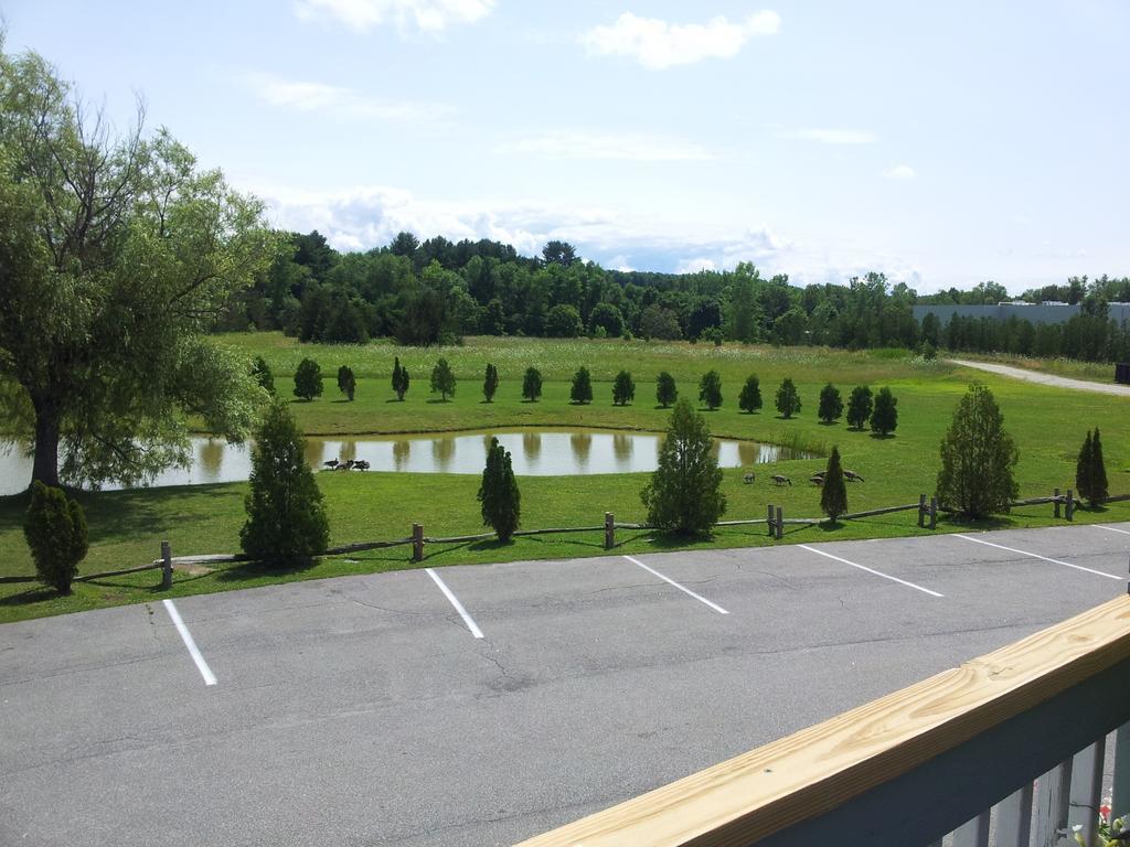Days Inn By Wyndham Shelburne/Burlington Exteriör bild